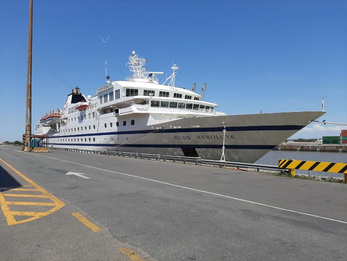 Crucero de lujo, varado en el puerto de Buenos Aires por millonaria deuda