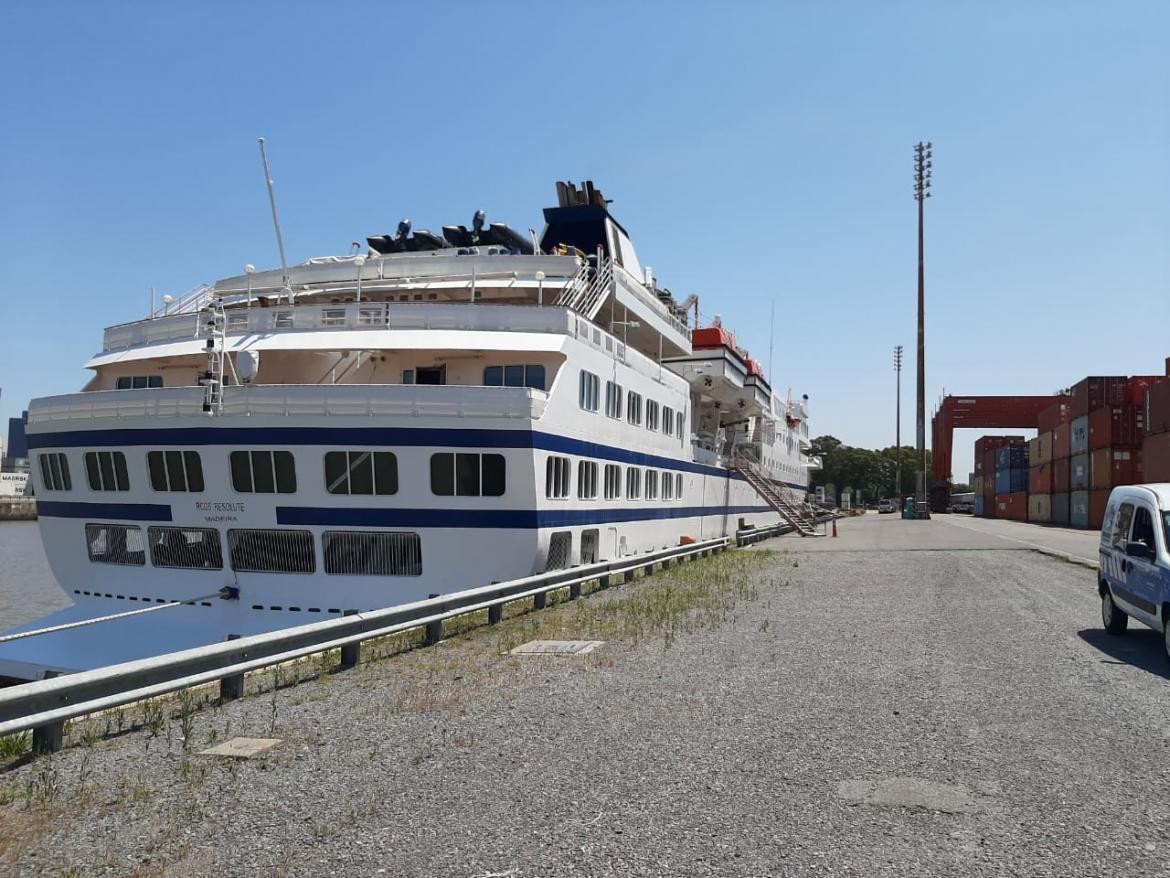 Crucero de lujo, varado en el puerto de Buenos Aires por millonaria deuda