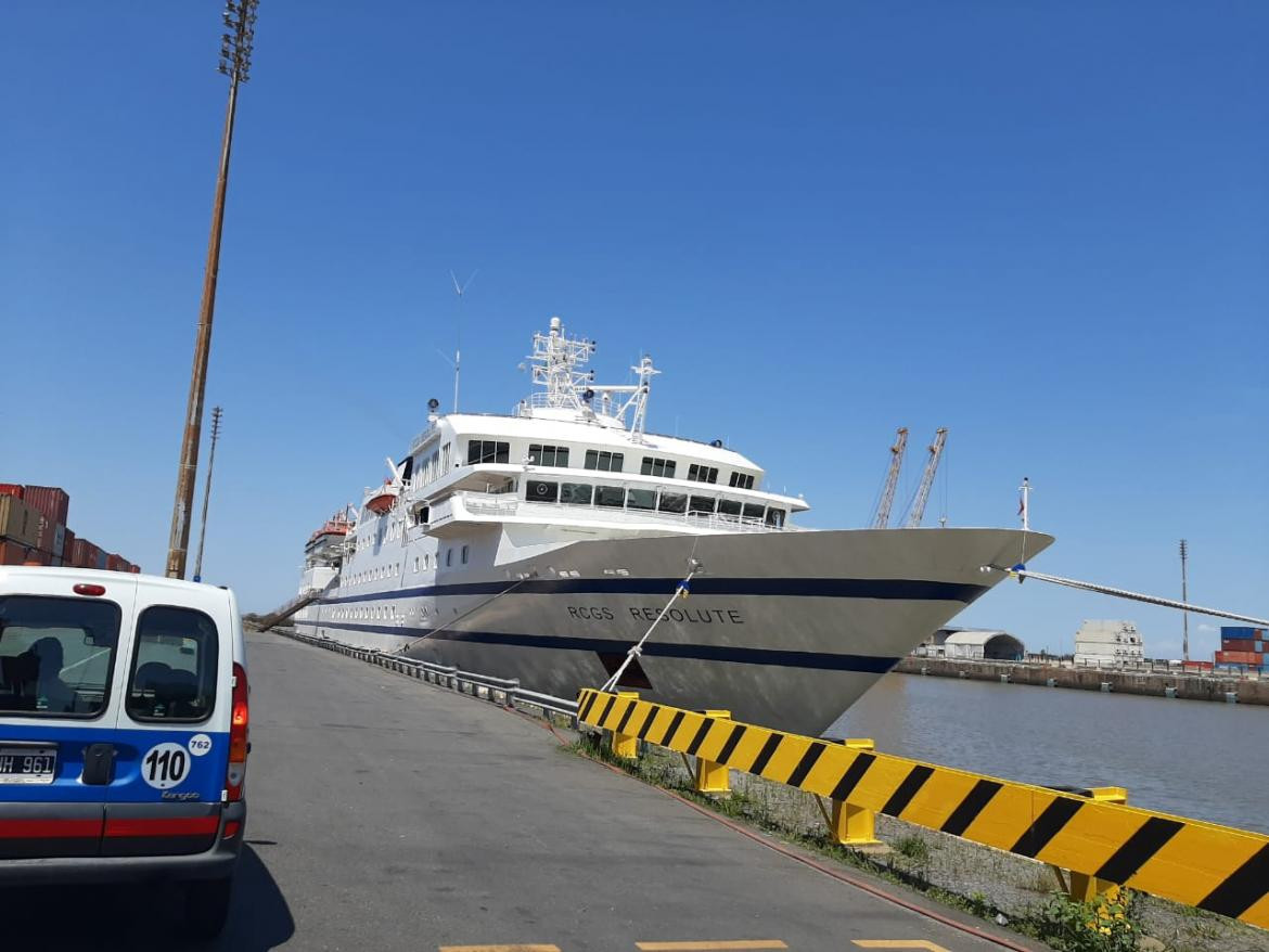 Crucero de lujo, varado en el puerto de Buenos Aires por millonaria deuda