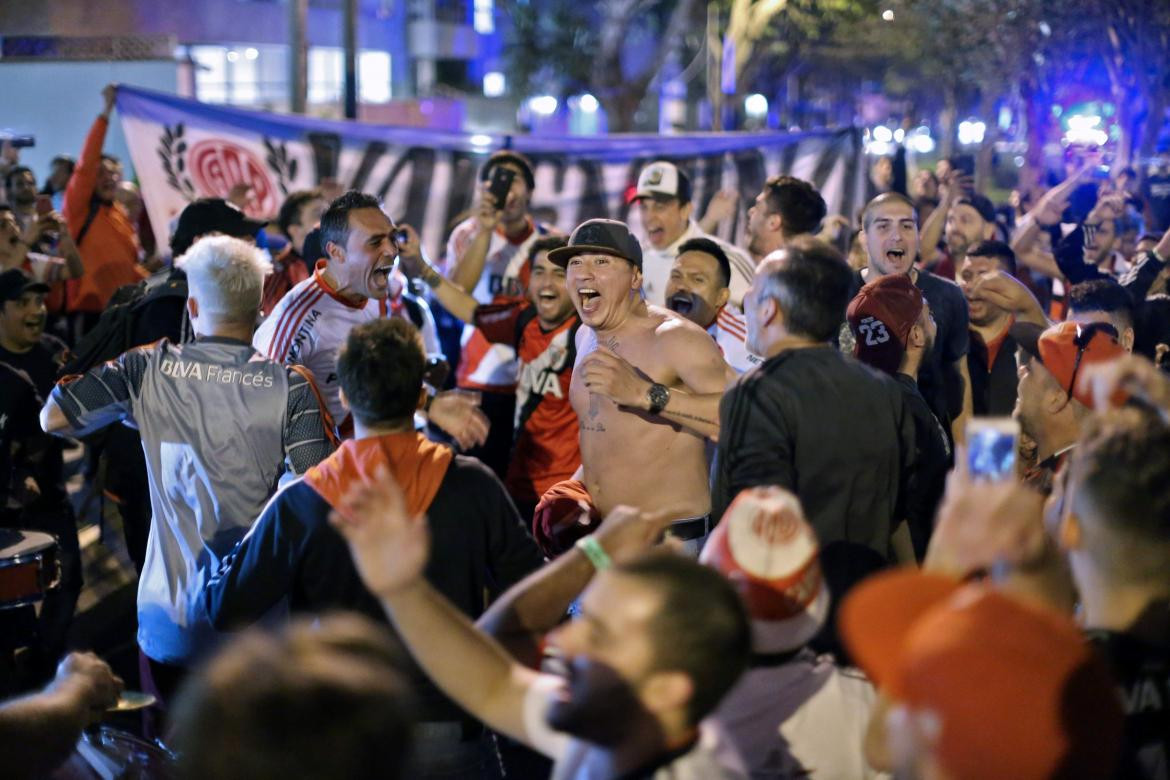 Hinchas de River en Lima