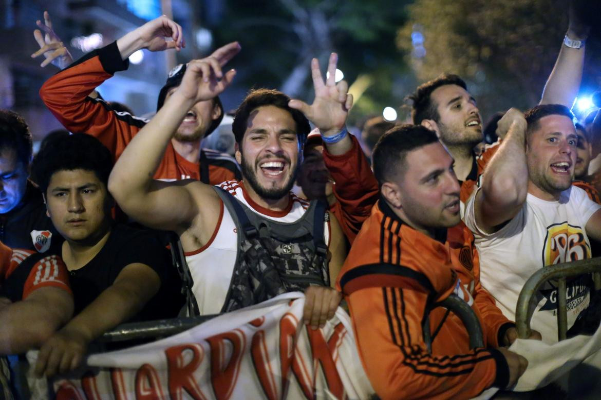 Hinchas de River en Lima