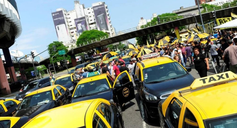 Protesta de taxistas contra Uber y Cabify