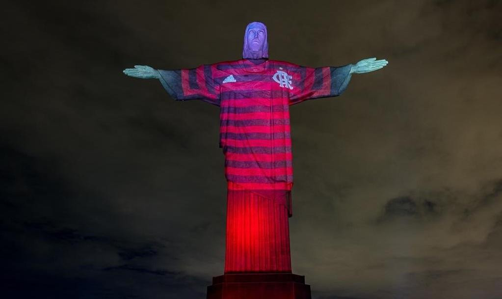 Cristo Redentor de Río de Janeiro con los colores de Flamengo