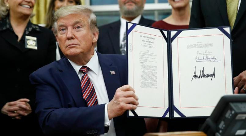 Donald Trump, firmando proyecto de ley, maltrato animal