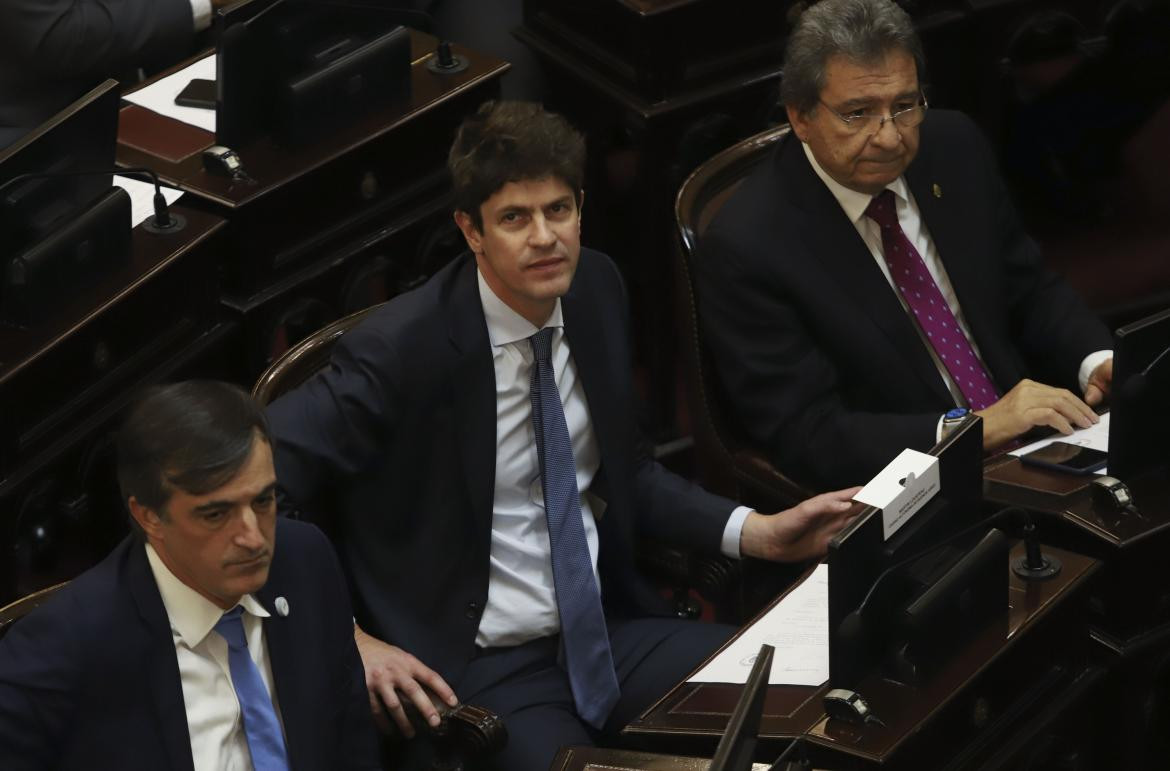 Los senadores Martin Lousteau y Esteban Bullrich durante la jura de los nuevos legisladores en la camara alta. NA