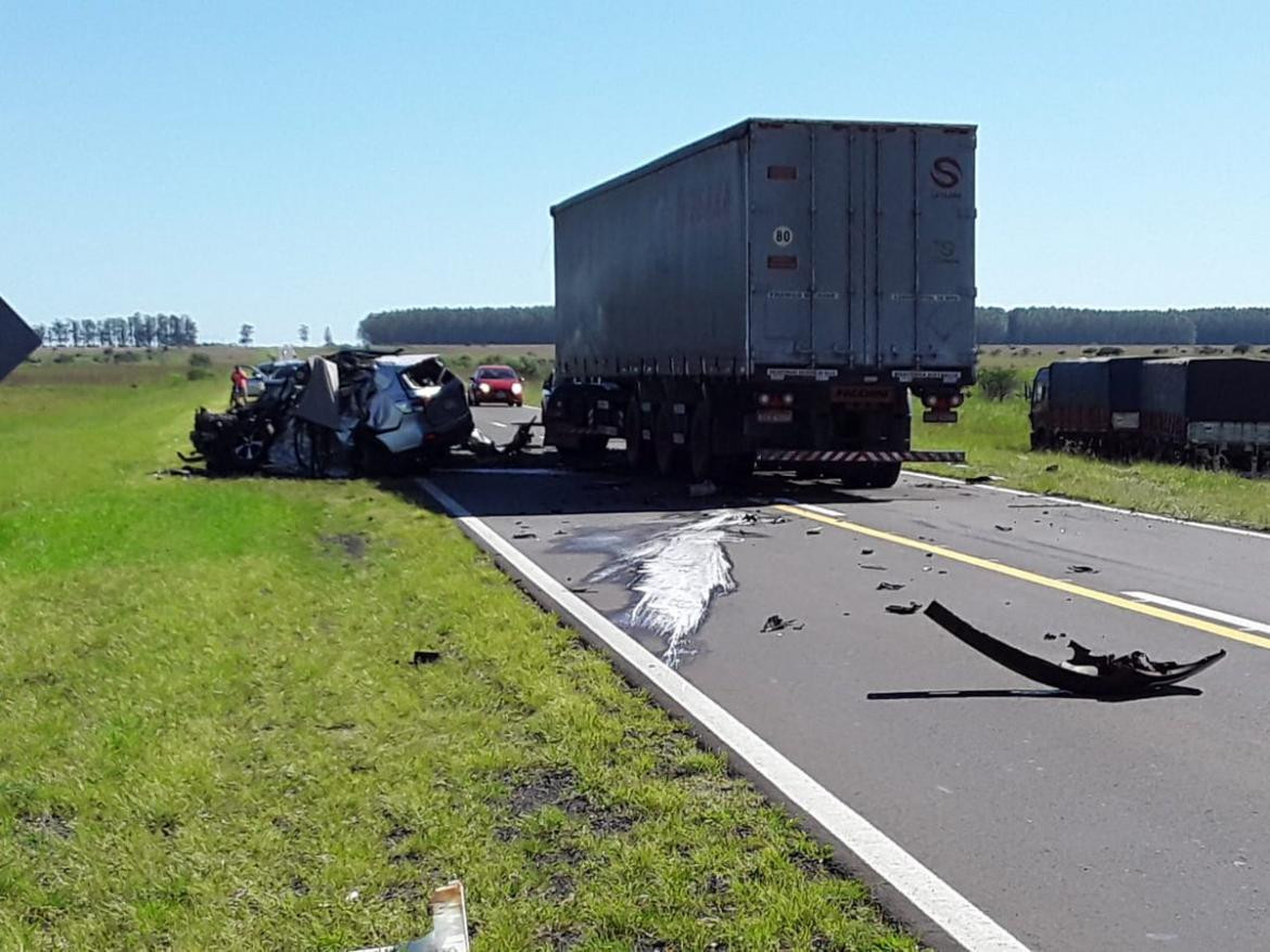 Tragedia en Paso de los Libres, choque entre auto y camión, muerte de una familia