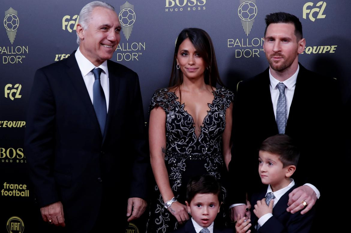Lionel Messi y su familia con la leyenda búlgara Hristo Stoichkov, REUTERS
