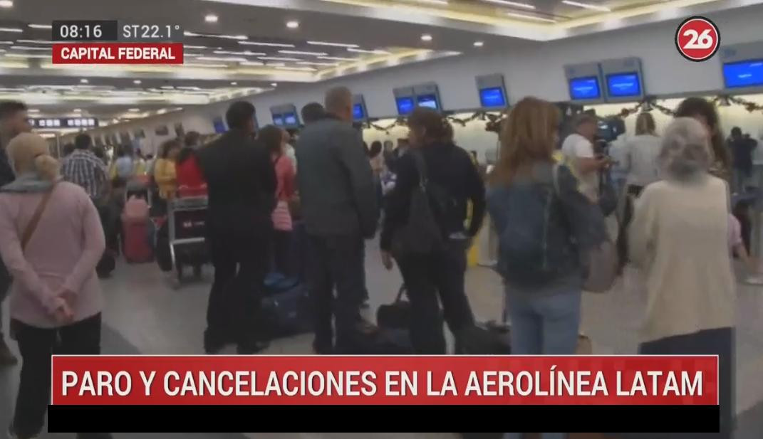 Paro en LATAM, móvil en Aeroparque, Canal 26