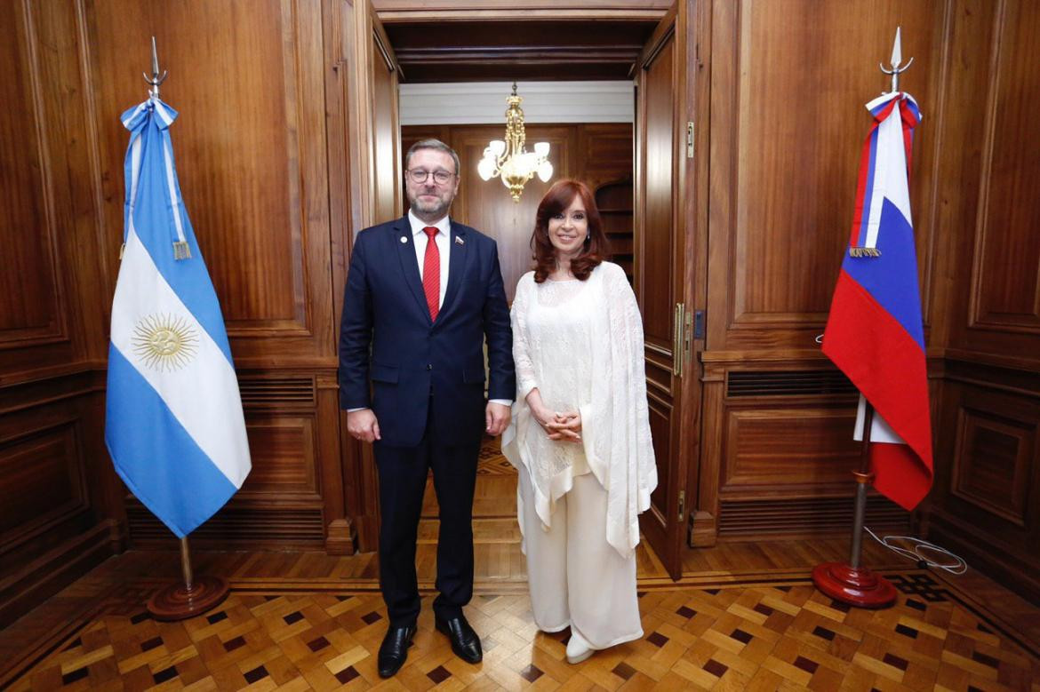 Cristina Kirchner junto a enviados de Rusia a la asunción presidencial