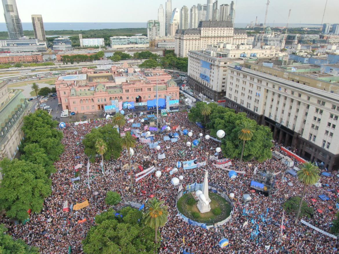 Plaza de Mayo colmada en la asunción de Alberto Fernández