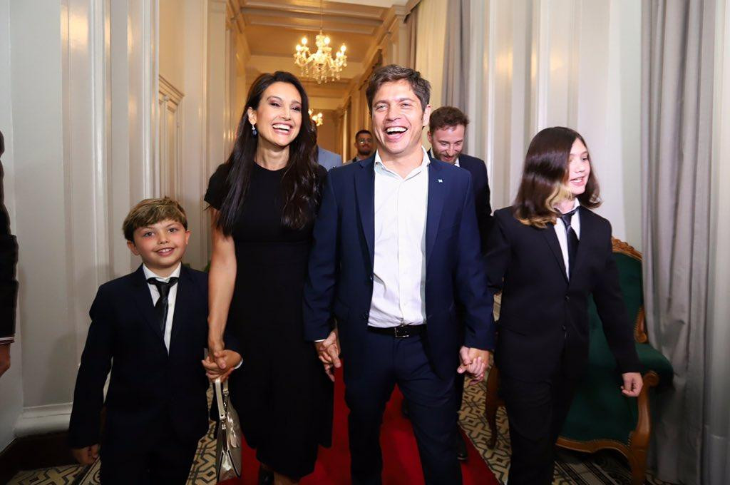 Axel Kicillof junto a su familia en su asunción como gobernador de la Provincia