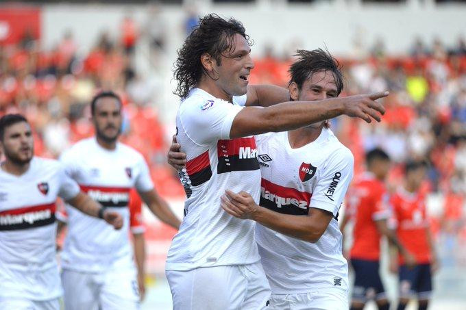 Festejo de Newells ante Independiente por Superliga