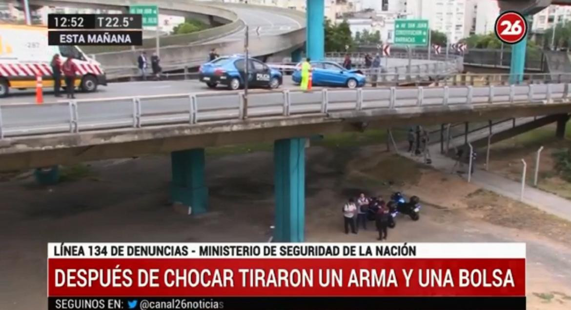 Chocan en Autopista 25 de Mayo y les encuentran un arma y botellas de alcohol