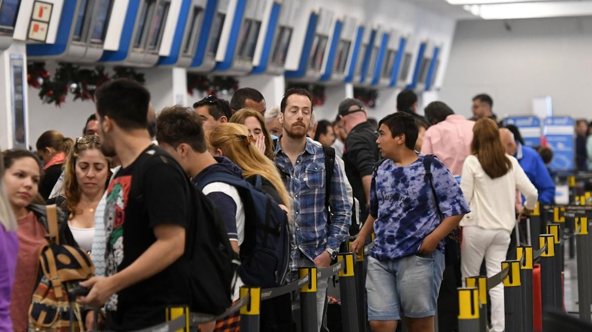 Demoras y cancelaciones en Aeroparque y Ezeiza