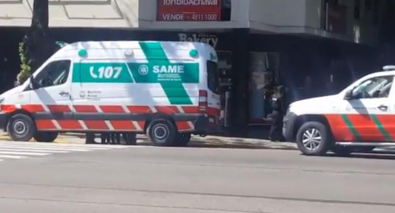 Hombre atrincherado en Palermo con su bebé de tres días en ambulancia del SAME