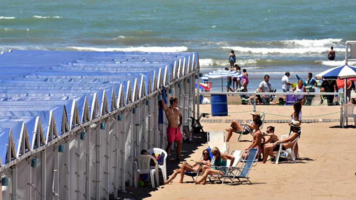 Carpas en las playas de Mar del Plata