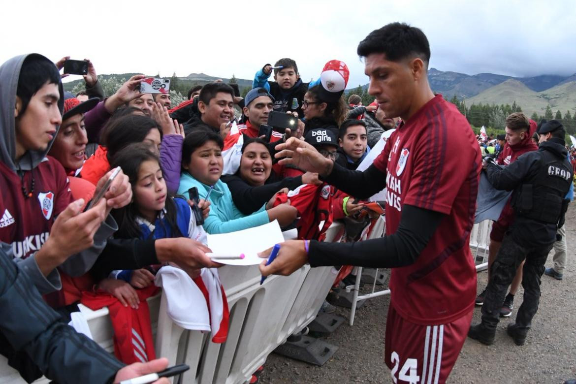 Jugadores de River en San Martín de los Andes con los hinchas