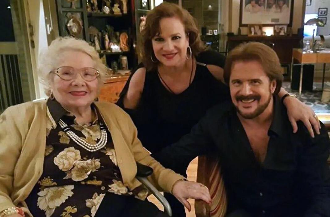 Los Pimpinela junto a su mamá, María