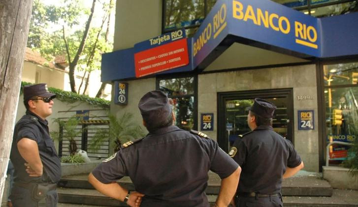 Agentes policiales frente a la sucursal del Banco Río de Acasusso, robo del siglo