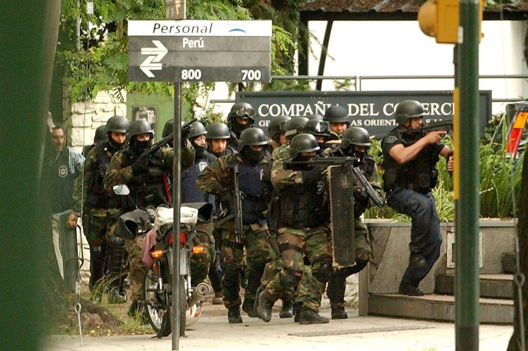 Los ladrones escaparon por un túnel y burlaron a los policías que rodeaban el banco, robo del siglo