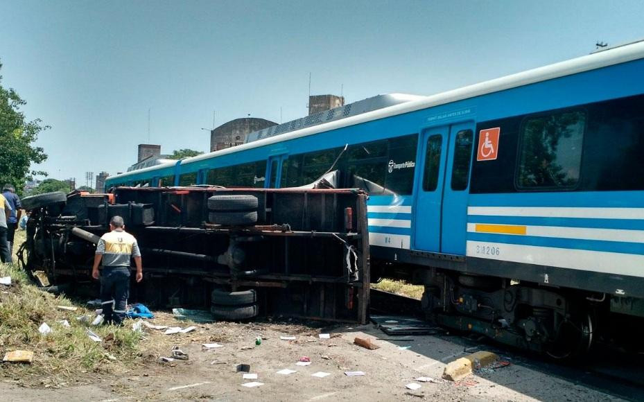 Accidente en Haedo, tren embistió un camión
