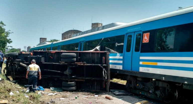 Accidente en Haedo, tren embistió un camión