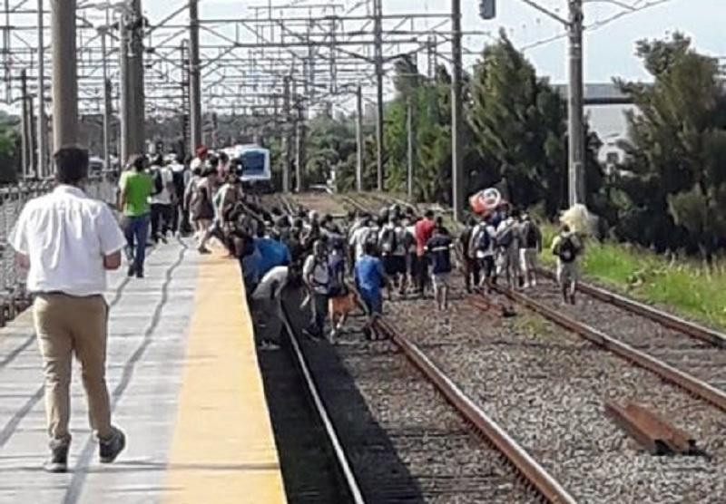 Caos en el tren Roca por corte de vías en Avellaneda	