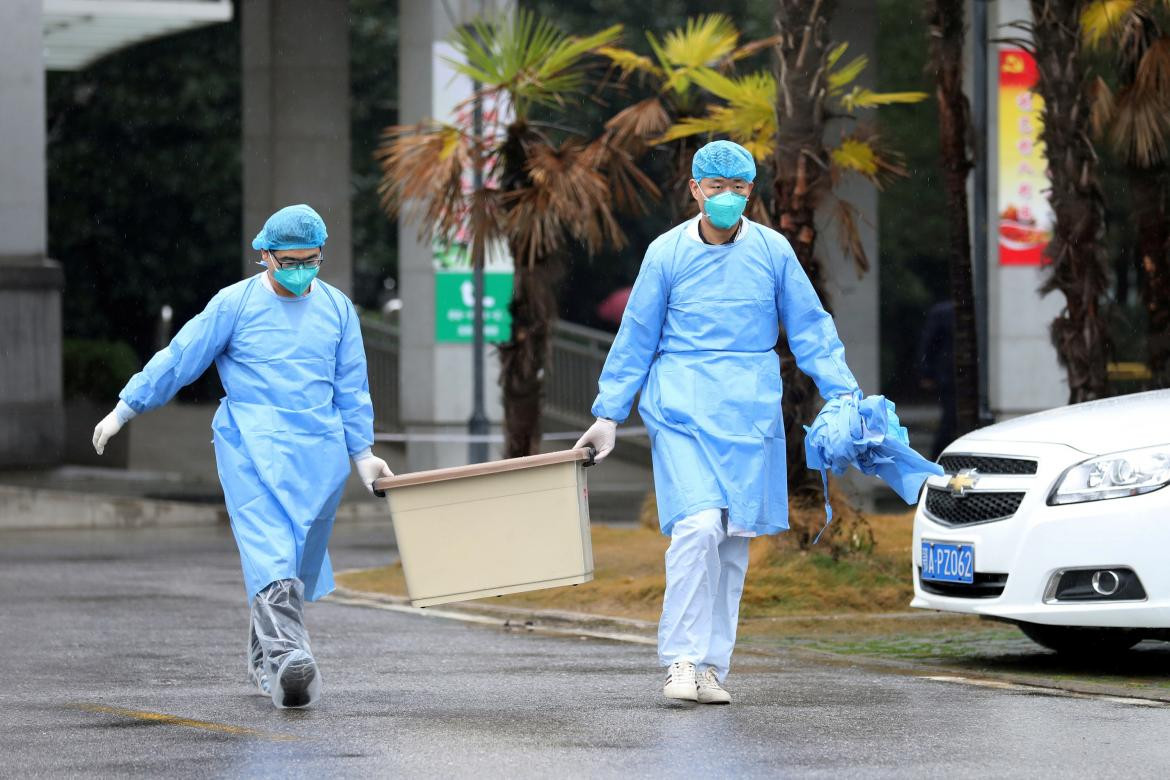 Personal médico en el hospital Jinyintan, donde atienden a pacientes con coronavirus, REUTERS