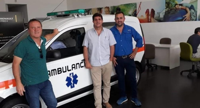 El intendente de Chilecito junto a la ambulancia que compró para su municipio