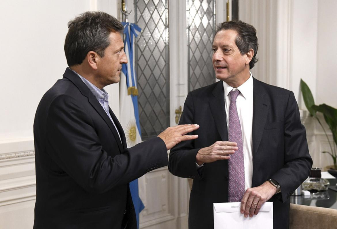 El presidente de la Camara de Diputados Sergio Massa junto al titular del Banco Central, Miguel Angel Pesce
