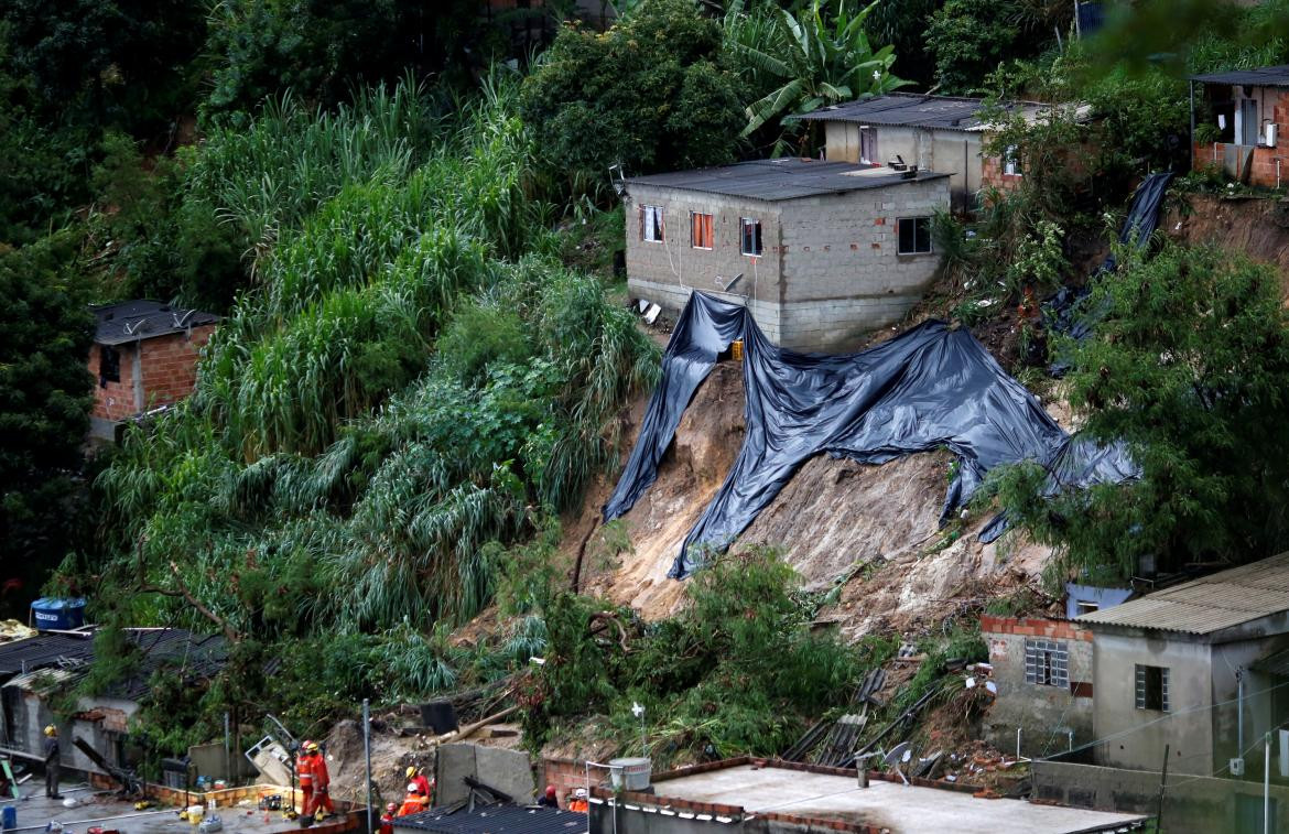 Los equipos de rescate buscan en el sitio de un deslizamiento de tierra, después de fuertes lluvias en el barrio de Vila Ideal en Belo Horizonte, Brasil, Reuters