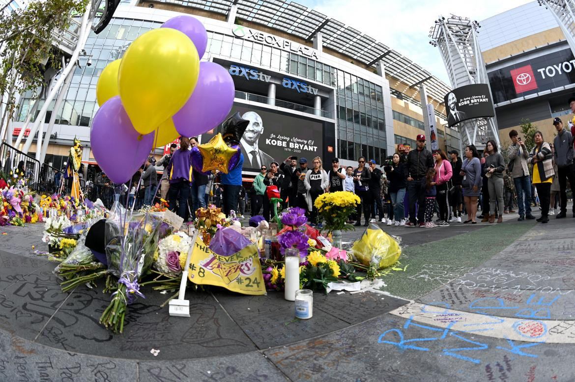 Muerte de Kobe Bryant, despedida de miles de sus fans en Los Angeles, Reuters