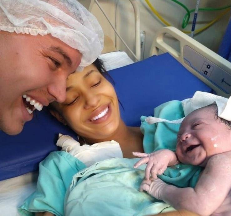Tierna imagen de bebé recién nacido con sus padres