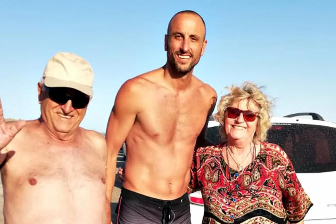 Manu Ginóbili junto a una abuela en la playa