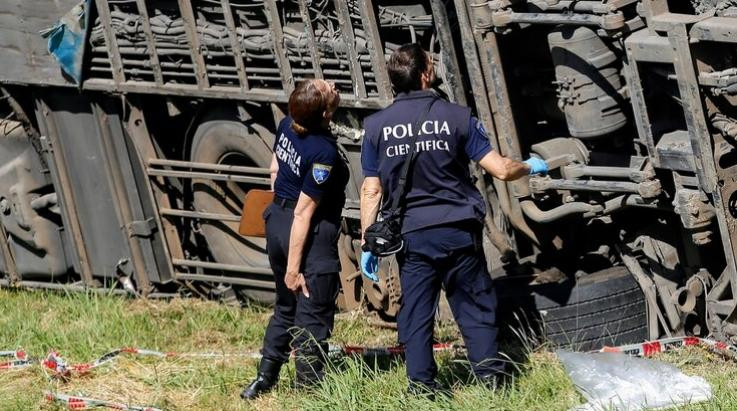 Tragedia en ruta 2, vuelco de micro