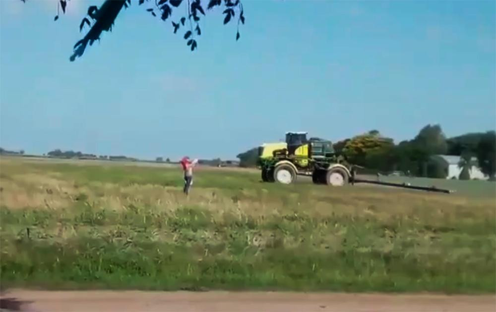 Fumigan con agrotóxicos cerca de cumpleaños con niños