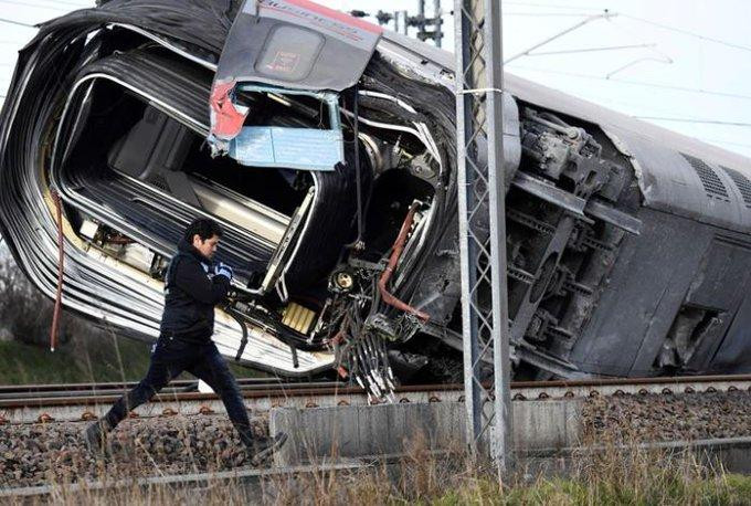 Italia, tren descarrilado