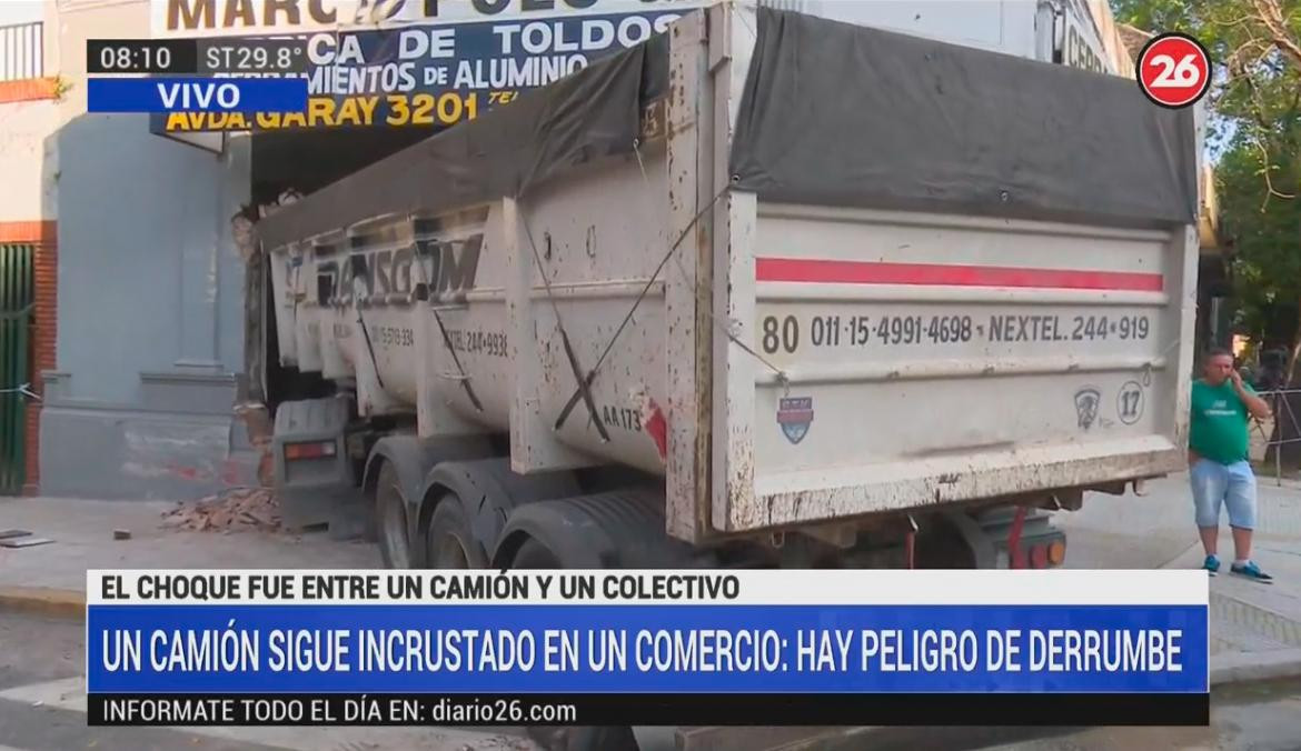 Camión chocó con colectivo y se incrustó en un negocio, Canal 26