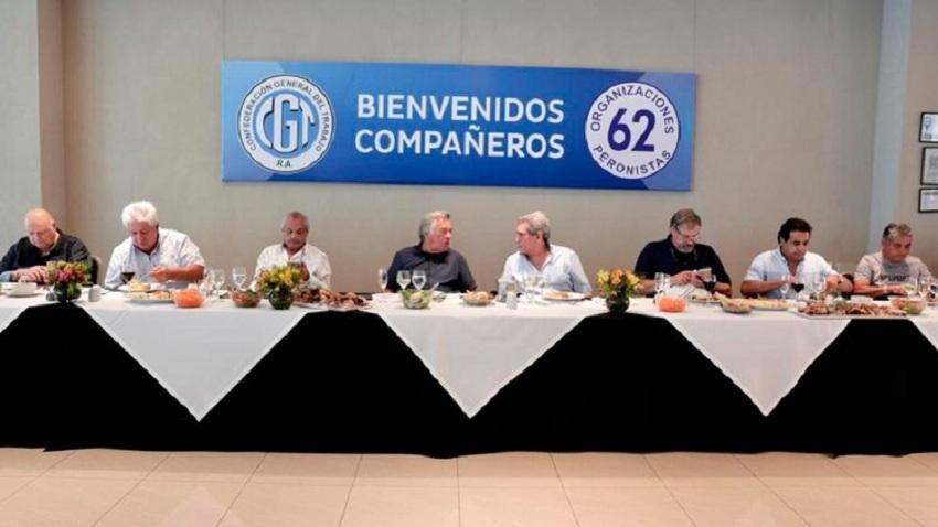 Luis Barrionuevo junto a Carlos Acuña en el encuentro realizado ayer en Mar del Plata