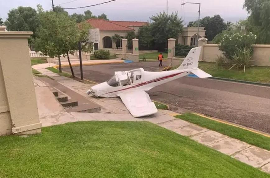 Avioneta aterrizó en barrio privado, foto Twitter