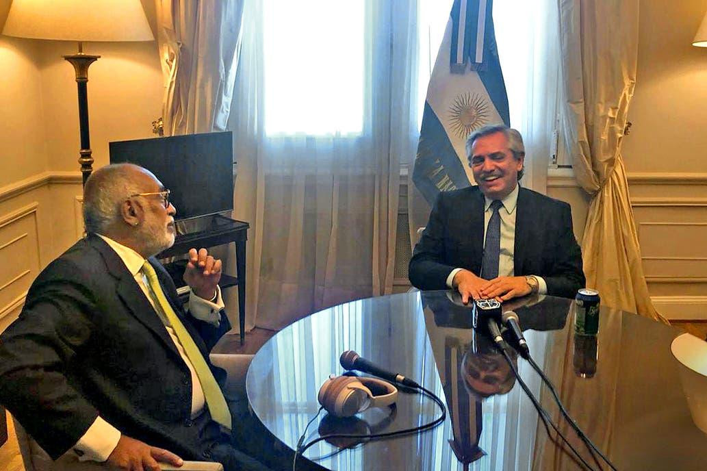 El presidente Alberto Fernández junto al periodista Oscar González Oro