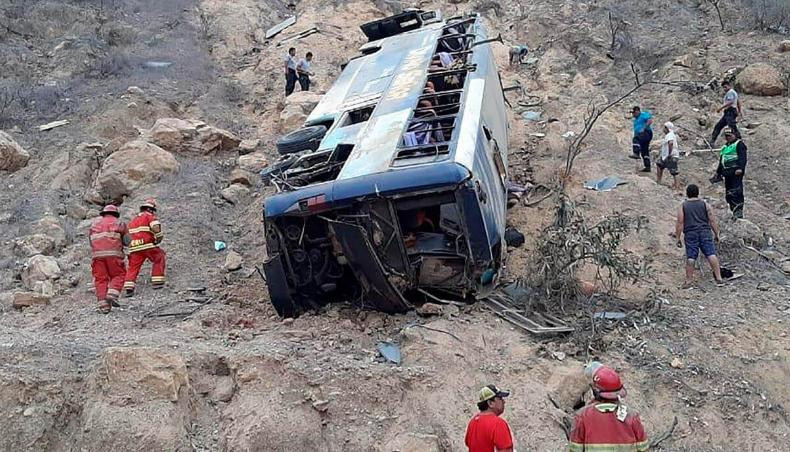 Tragedia, vuelco de micro en Perú