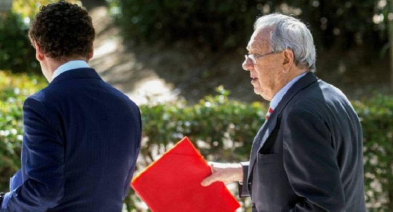 Raúl Morodo sale de la Audiencia Nacional tras declarar ante el juez Pedraz.