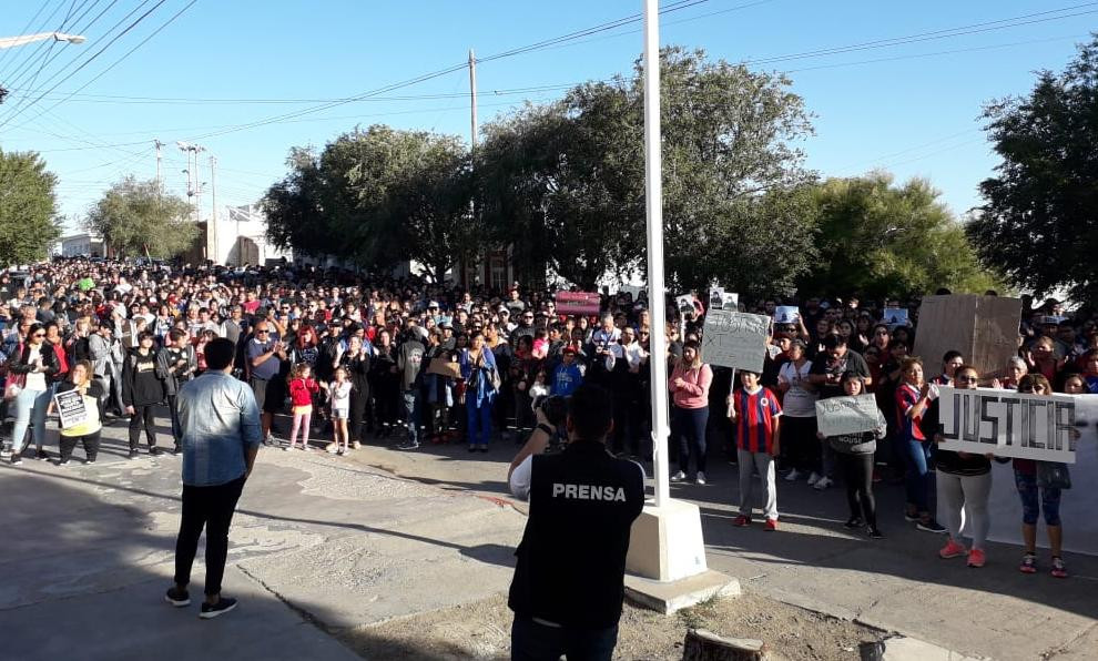 Horror en Puerto Deseado, marcha en reclamo de justicia, niño asesinado, madre violada, foto Twitter