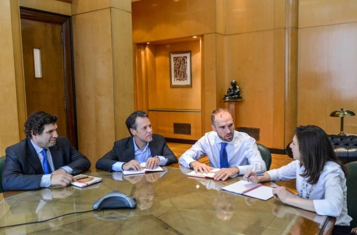 El ministro Guzmán con Julie Kozack y Luis Cubeddu, junto al representante argenino en el Fondo, Sergio Chodos