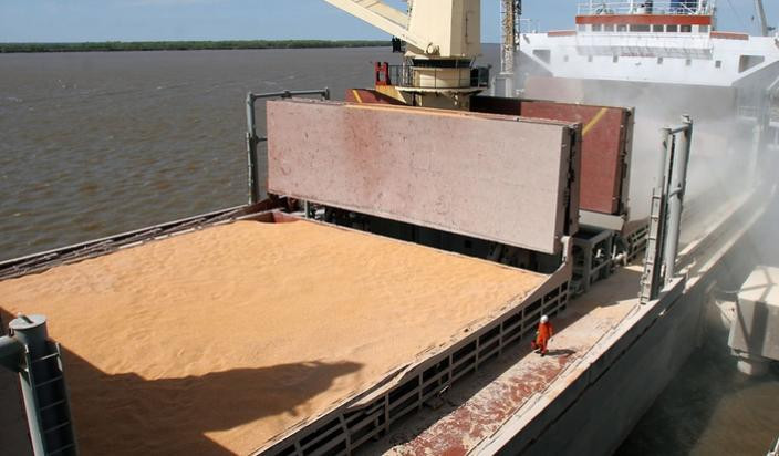 Un barco cerealero con los que se exportan granos, empresas