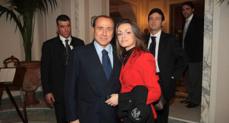 Berlusconi y nueva pareja 