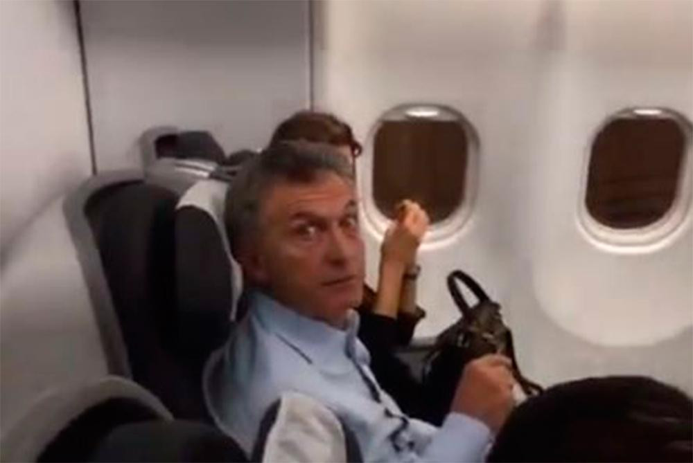 Mauricio Macri, escrache en avión