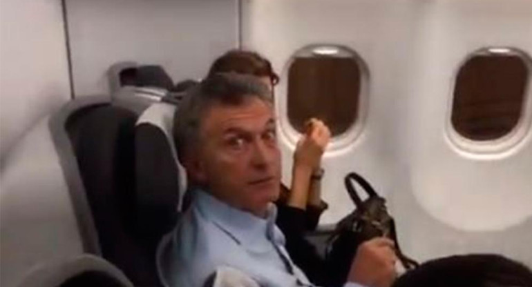 Mauricio Macri, escrache en avión