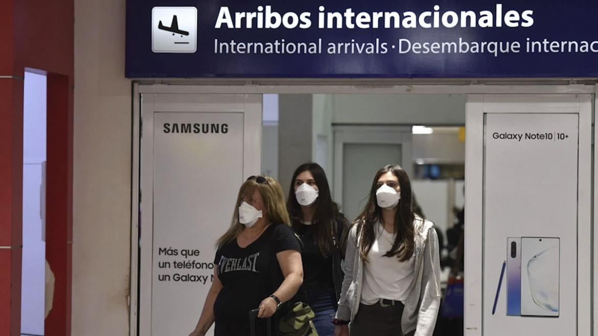 Arribo al Aeropuerto de Ezeiza con barbijos por coronavirus